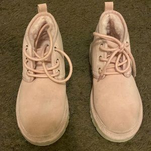 Women tennis shoe Uggs